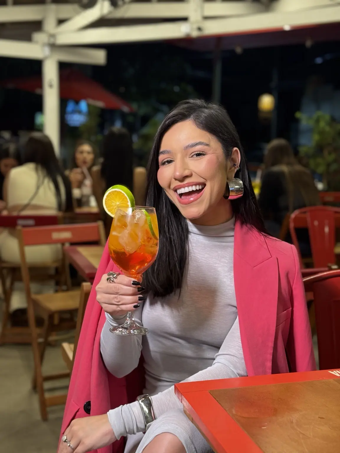 Cliente comemorando no Tigrão com um drink