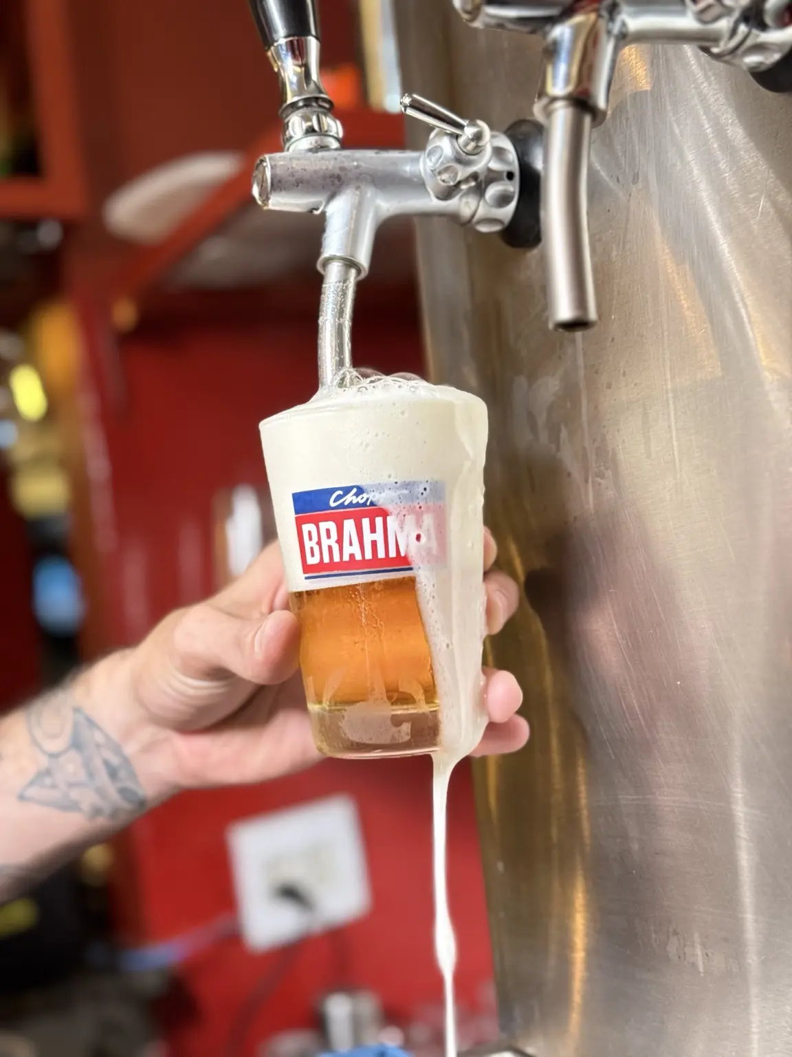 Chopp Brahma sendo servido no Tigrão