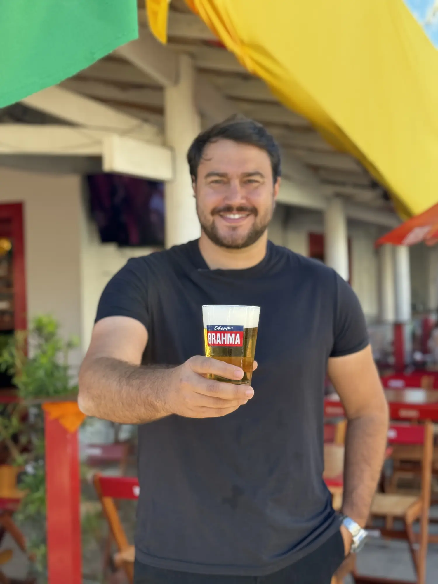 Cliente brindando com chopp no ambiente do Tigrão