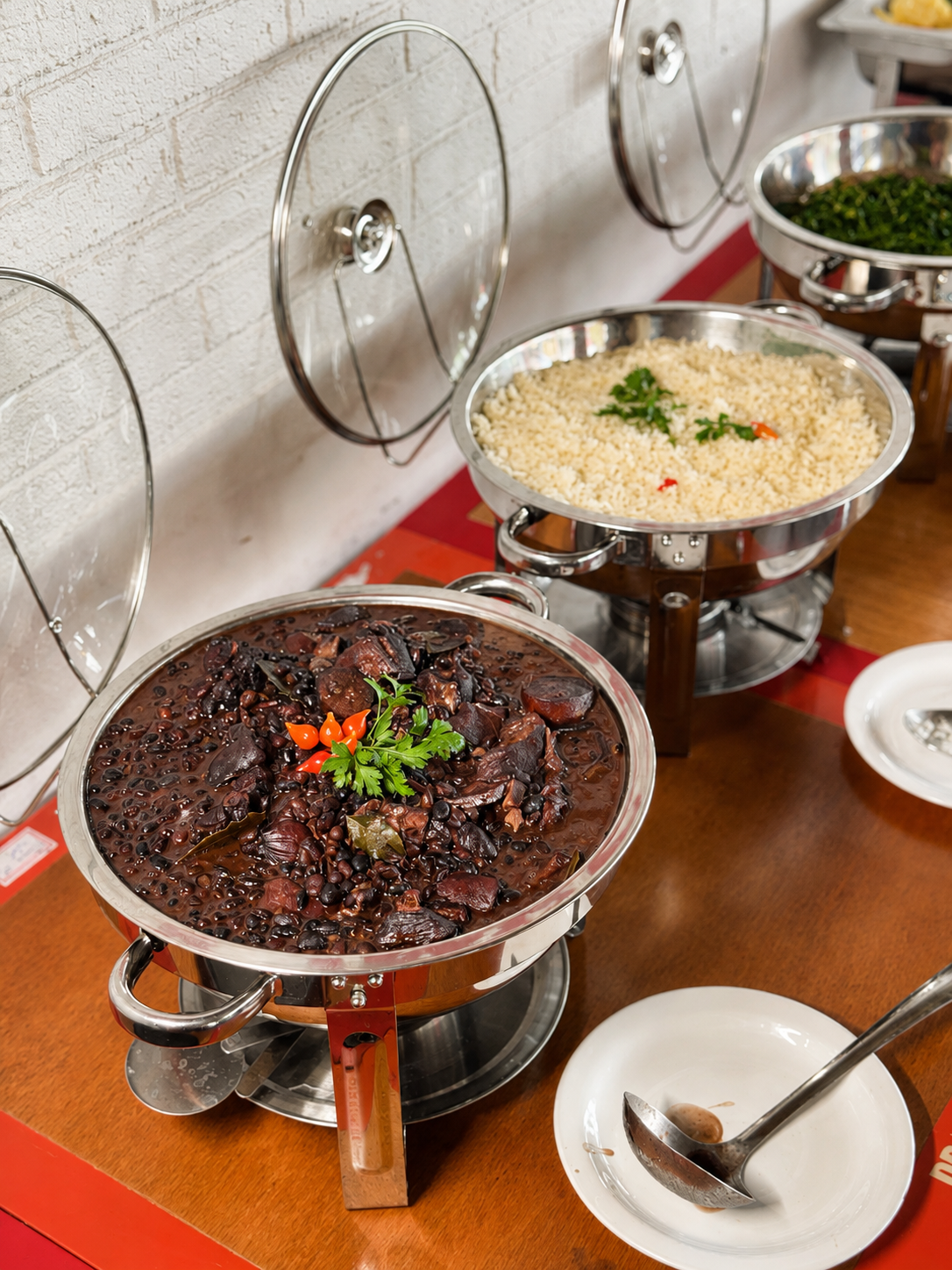 Rodízio de feijoada do Tigrão servido em buffet