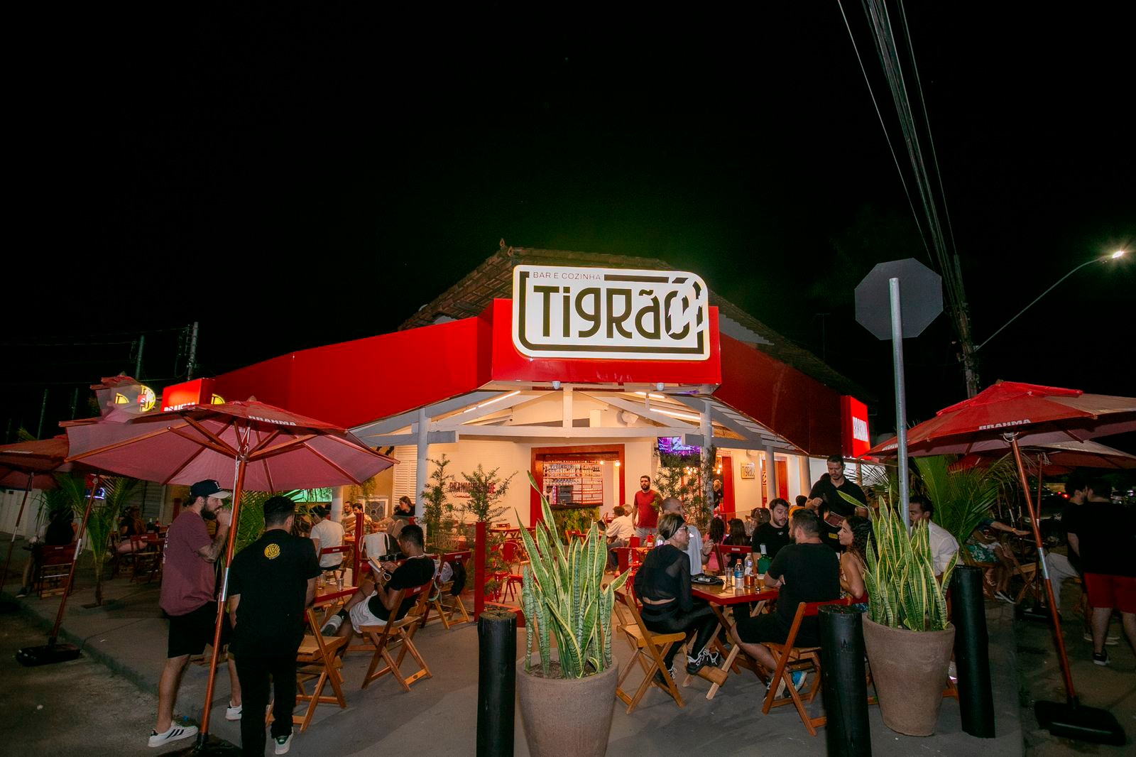 Fachada e área externa movimentada do Tigrão